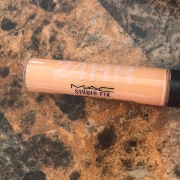 Mac 24-Hour Studio Fix Smooth Wear Concealer NC40 - Picture 3 of 5